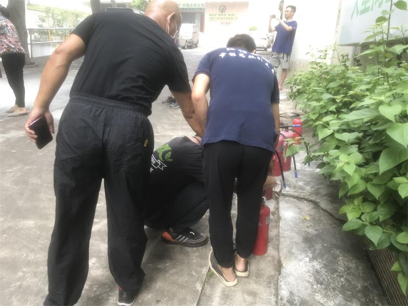 普及安全滅火知識(shí)，共建消防防火墻！—江信電子消防安全演練.jpg